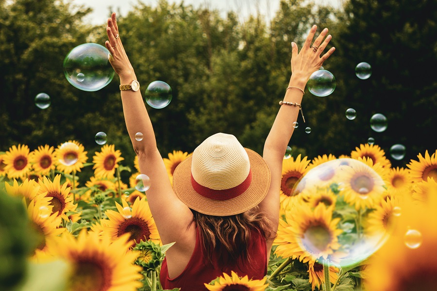 femme tournesols heureuse